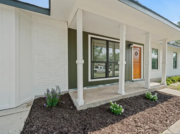 306 Dubose Dr, Devine, TX 78016