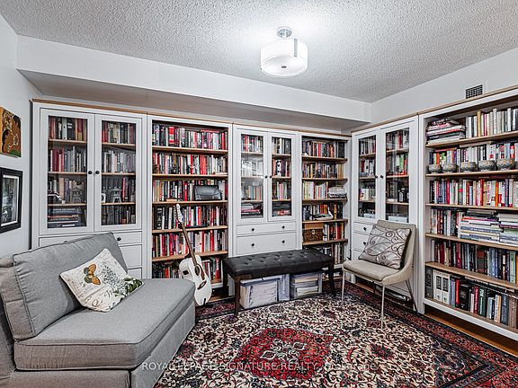 5th image of 123 Eglinton Ave E #813