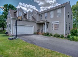 17 Hansom Rd, Basking Ridge, NJ 07920