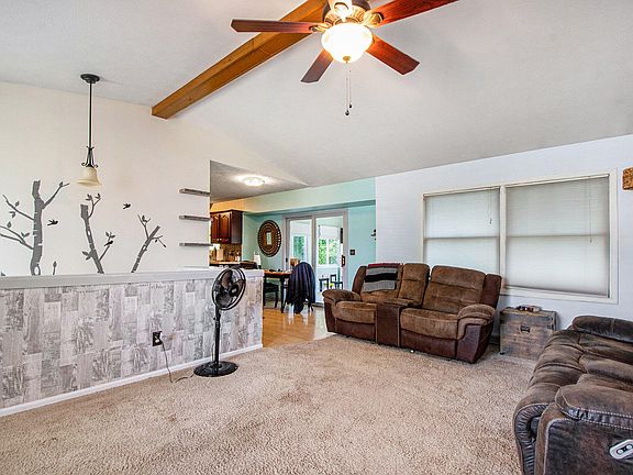 3rd image of 924 N Park Ct NE