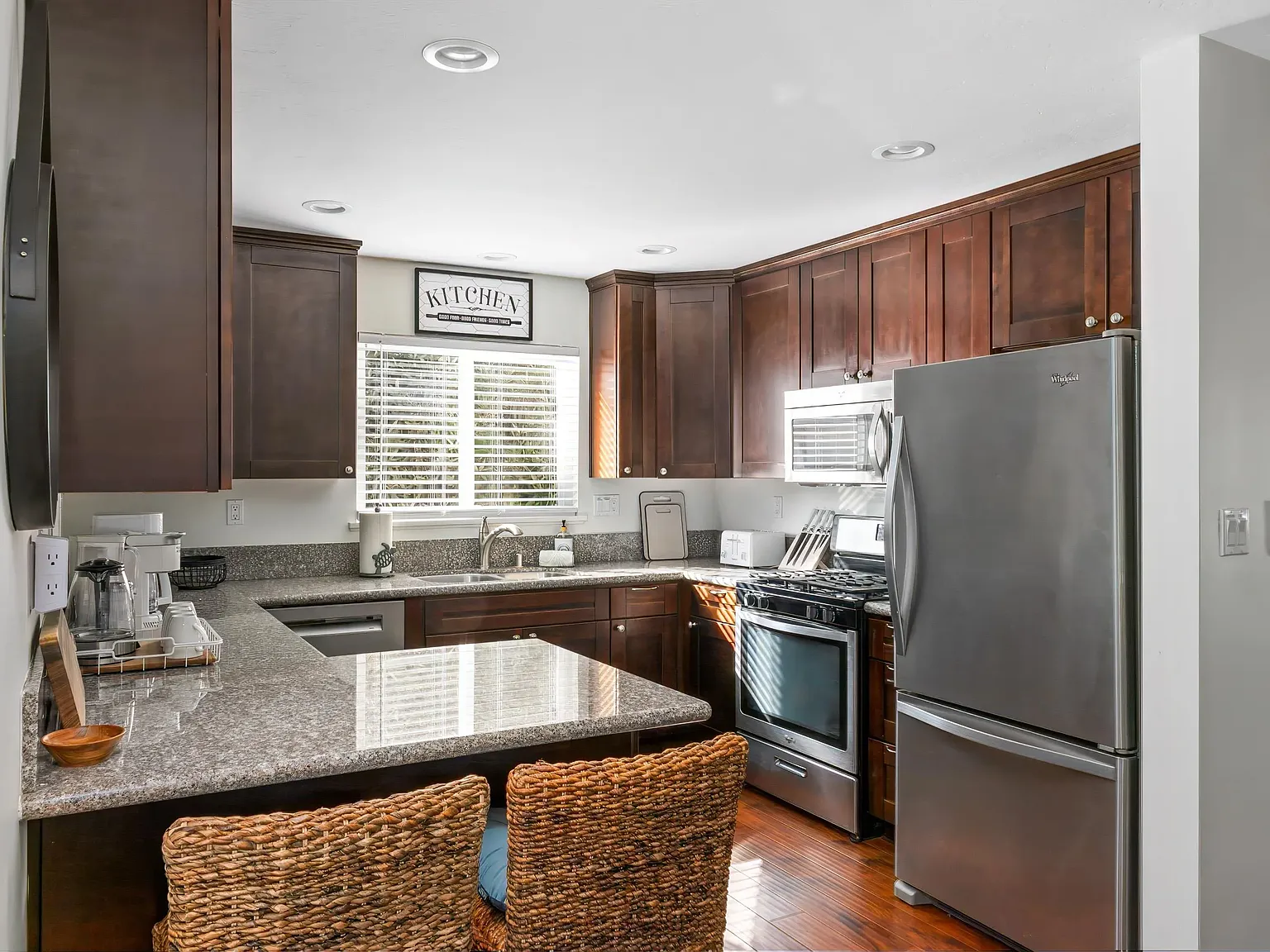 3 bed, 2.0 bath, 1478 sqft, $10,900 — Photo 4