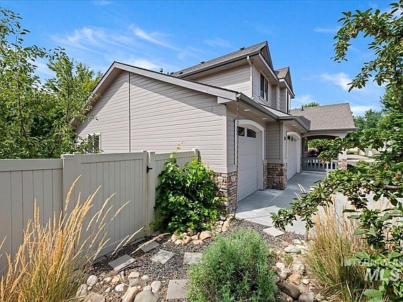 5th image of 319 S Burgundy Bay Way