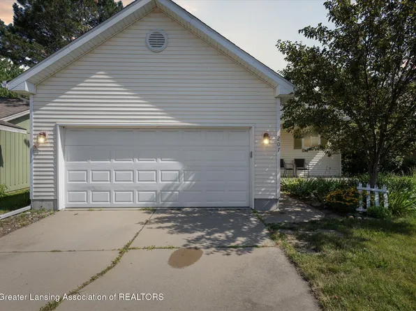 207 Queens Ct #8, Grand Ledge, MI 48837