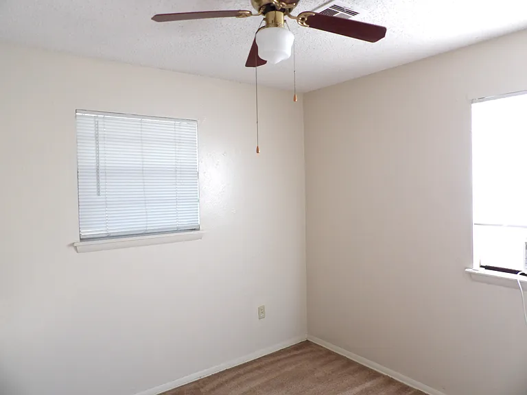 123 NE Cimarron Trl — Photo 2
