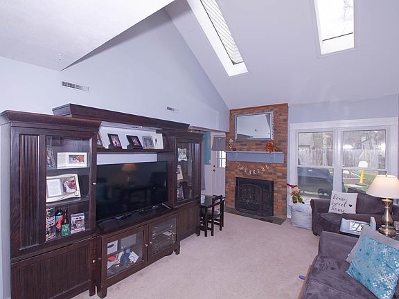 5th image of 67 Longwood Dr