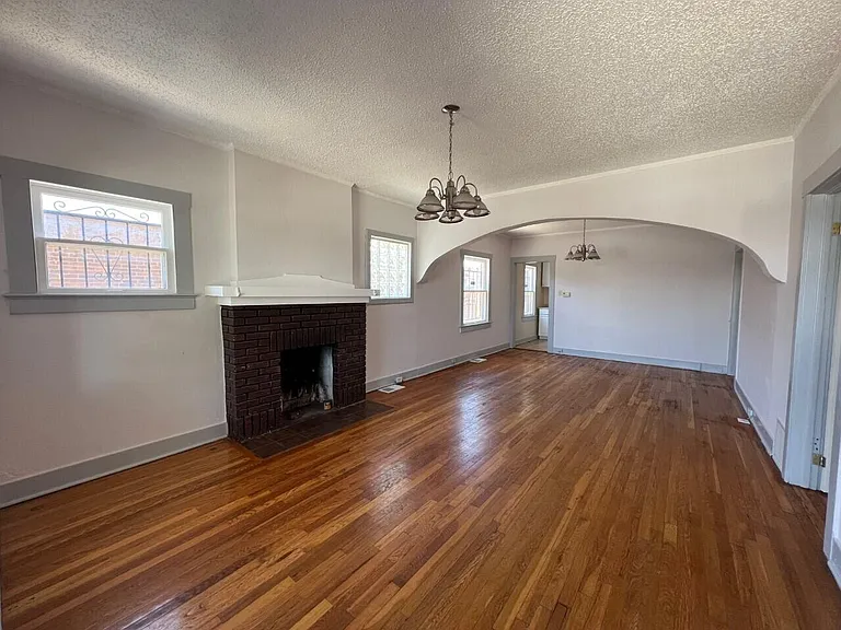 2115 E Yandell Dr — Photo 4
