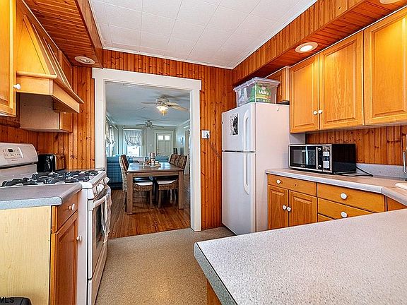 3rd image of 615 North St #1