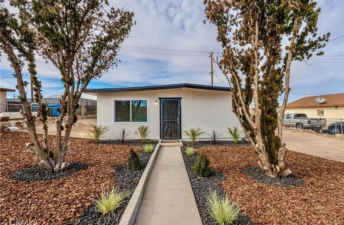 330 N Muriel Dr — Photo 2