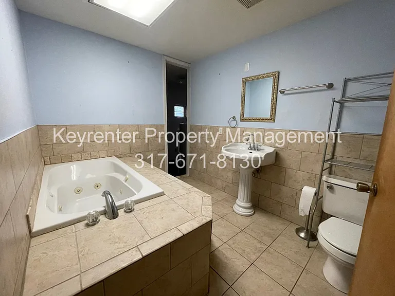 1027 E 4th St — Photo 17