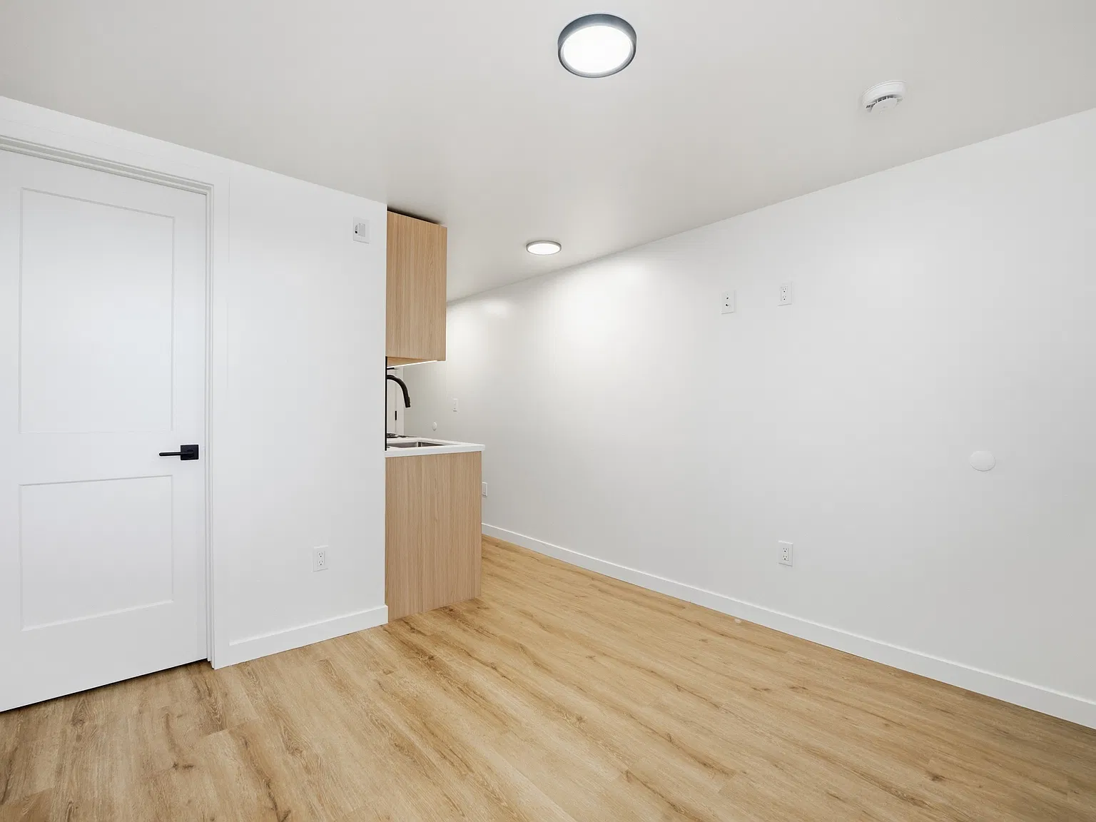 Studio, 200 sqft, $1,600 — Photo 3