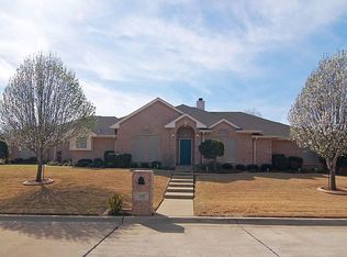 213 Blossom Ln, Hurst, TX 76053