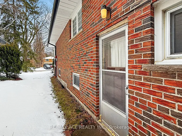1719 Valentine Gdns — Photo 36