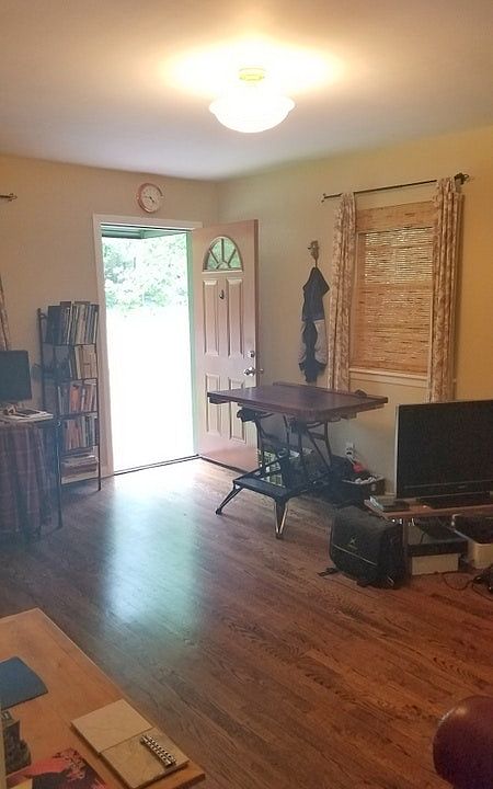 2nd image of 442 W Markham Ave