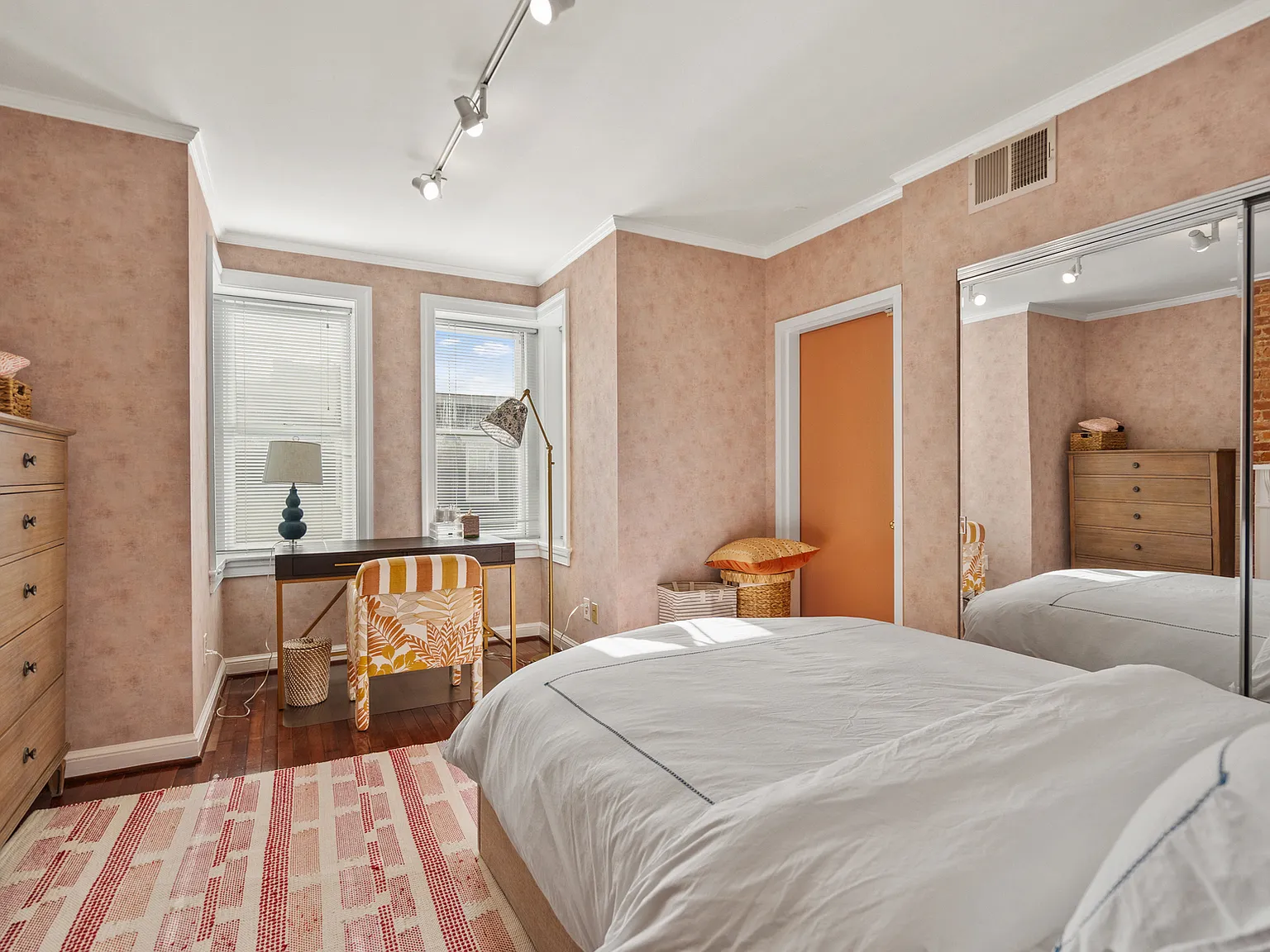 1 bed, 700 sqft, $3,870 — Photo 4