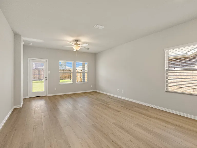 617 McKenna Dr — Photo 5