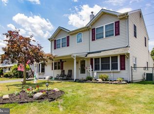 28 Northpark Dr, Levittown, PA 19054