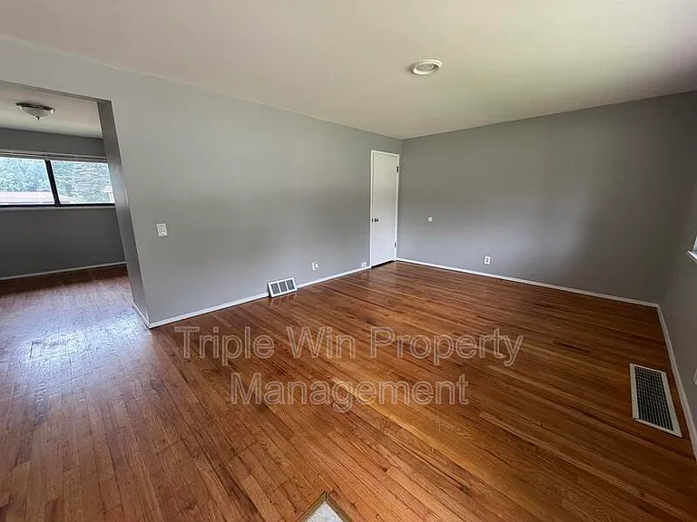 10319 Varnum Dr — Photo 7
