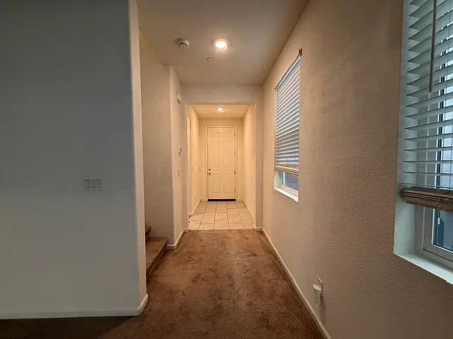 4 bed, 1996 sqft, $2,680 — Photo 2