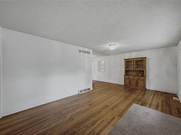 4th image of 6008 Farley Ave