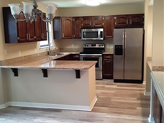 4th image of 406 Berwick Cir