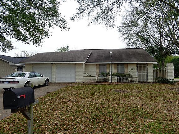 Front view .Has covered front door with gate.