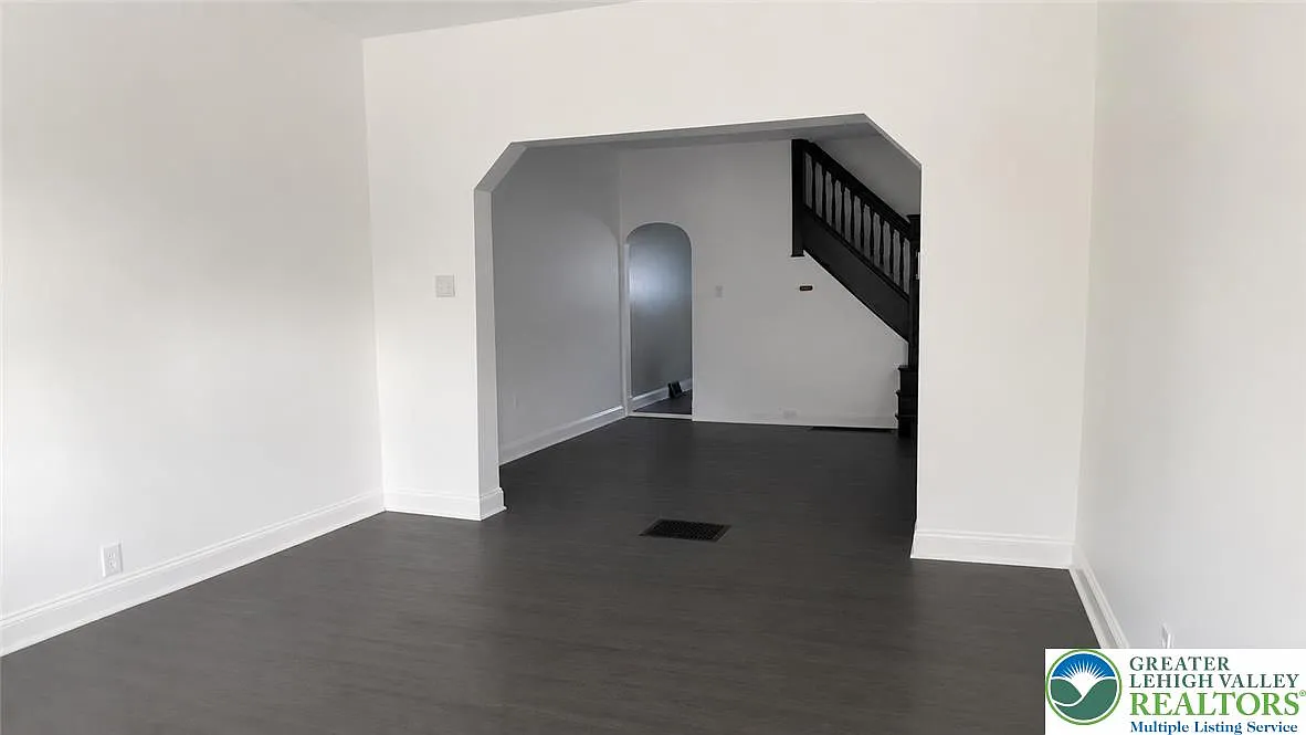 3 bed, 1176 sqft, $2,200 — Photo 2