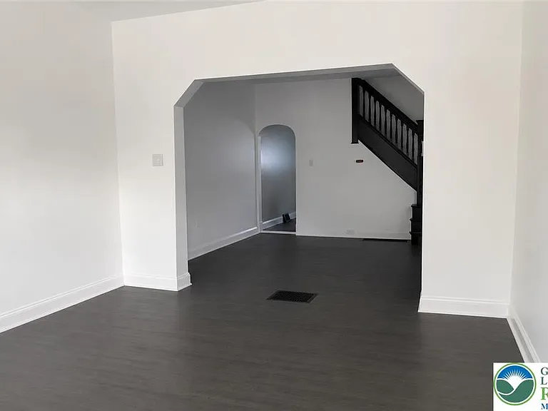 622 E Locust St — Photo 2