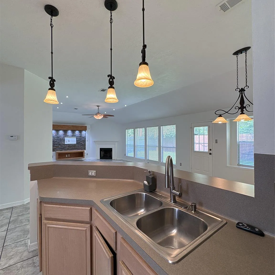 3 bed, 2.0 bath, 1992 sqft, $2,050 — Photo 3