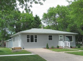 802 S 19th St, Grand Forks, ND 58201