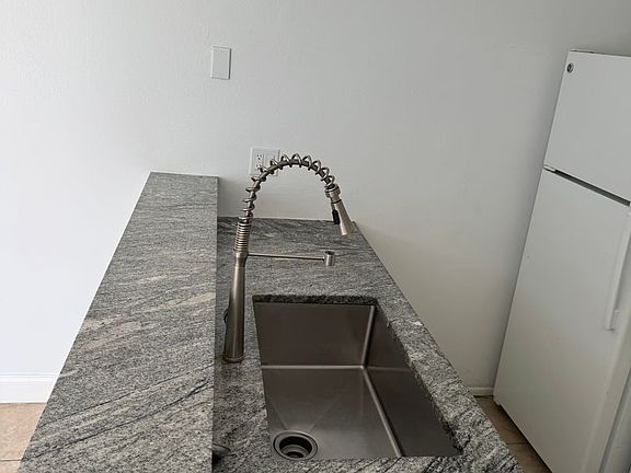 5th image of 207 E Tiffany Dr APT 1