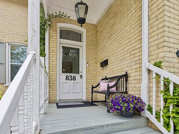 4th image of 838 Queenston Rd
