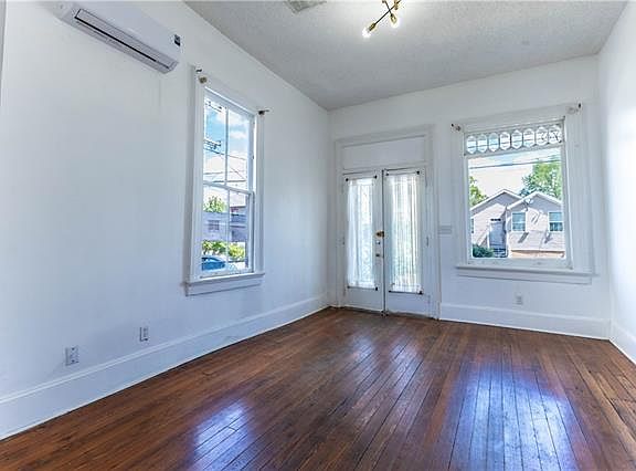 3rd image of 5016 Willow St