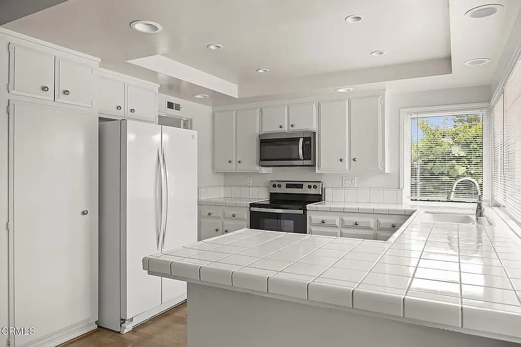 4 bed, 1879 sqft, $4,200 — Photo 3