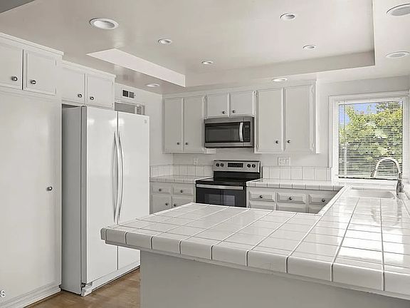 3rd image of 1084 E Pinehurst Pl