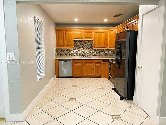 4th image of 610 SW 2nd Ave #1