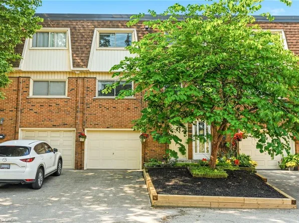 125 Bonaventure Dr #2, Hamilton, ON L9C 5Y9