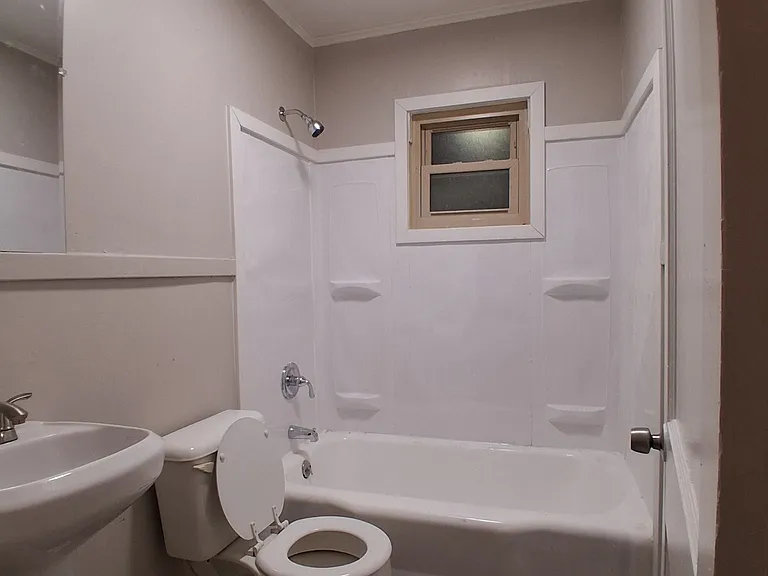 829 Poplar St — Photo 2