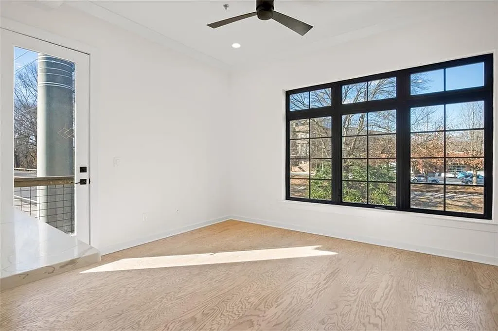 Building Photo - 417 E College Ave #201