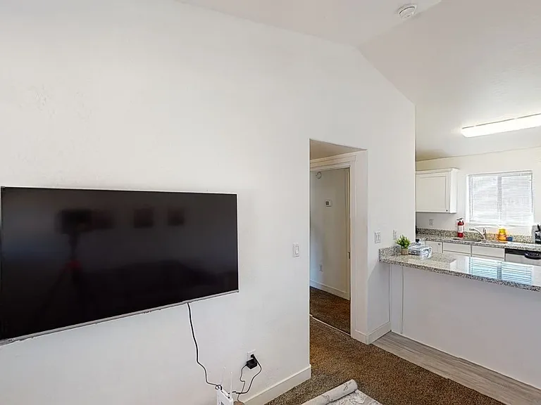 561 N 10th Pl — Photo 8