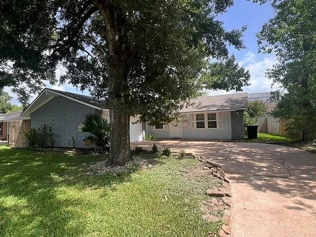3 bed, 2.0 bath, 1595 sqft, $2,300 — Photo 2