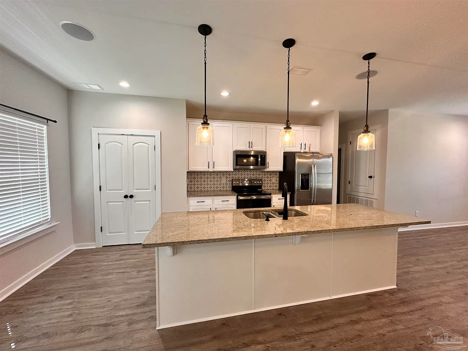4 bed, 1990 sqft, $2,400 — Photo 4
