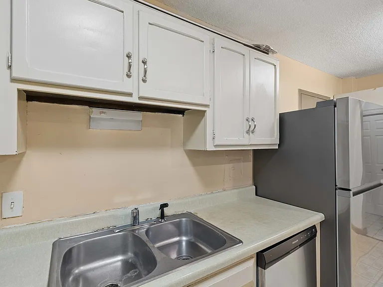 2211 S Stewart Ave #1A — Photo 13