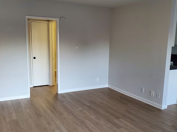 4th image of 4954-2 Hazeltine Ave #6