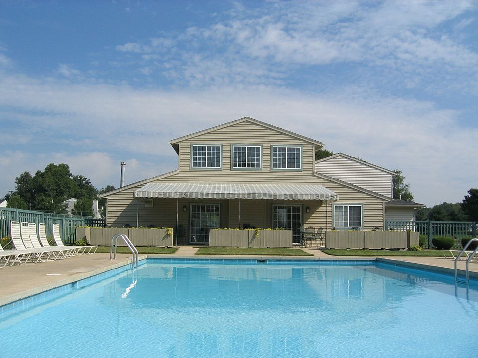 2nd image of 1207 Hunters Lake Dr W