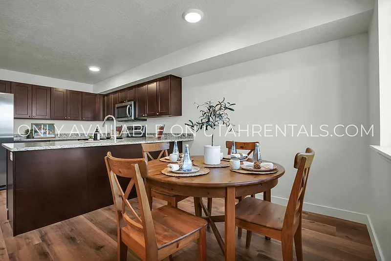 2 bed, 1.0 bath, 970 sqft, $1,250 — Photo 3