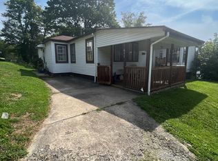 611 N Mountain Ave, Mount Hope, WV 25880