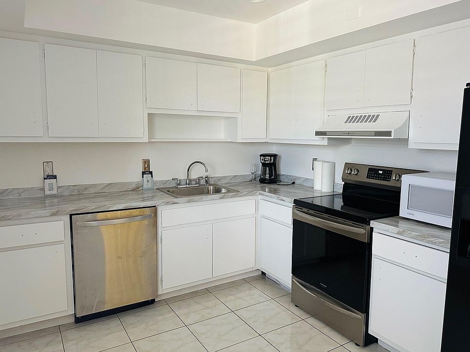Renovated kitchen and brand new stove with air fryer