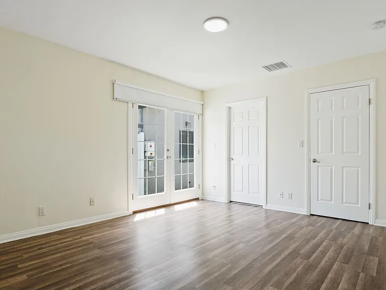 13842 Hamlin St — Photo 18
