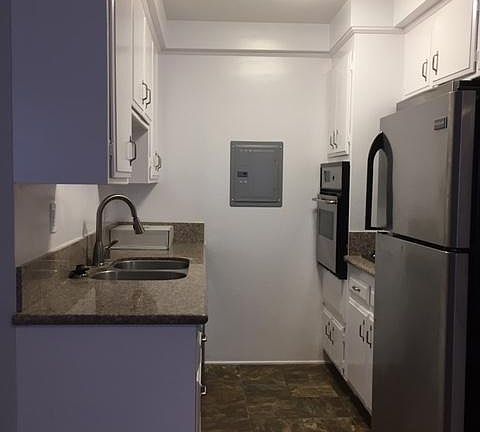 3rd image of 415 N Oakhurst Dr APT 105