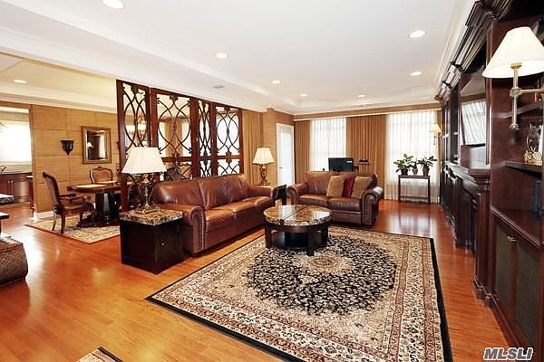 1st image of 284 Roosevelt Way